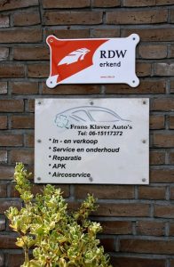 Het RDW-erkenningsbordje en het informatiebord aan de gevel