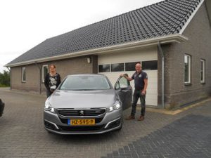 Frans en Grietje Klaver bij een auto voor de garage